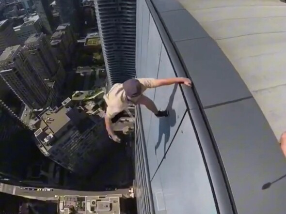 พี่ชาย อย่าเหยียบเลย ผมกลัวนะ