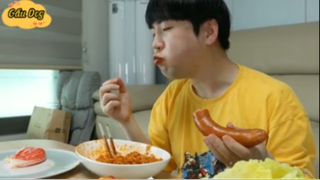 Mì xào ăn cùng thanh cua, xúc xích lớn... phần 6 #mukbang