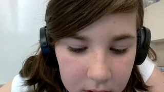 making a vid in school pls do not tell my mom