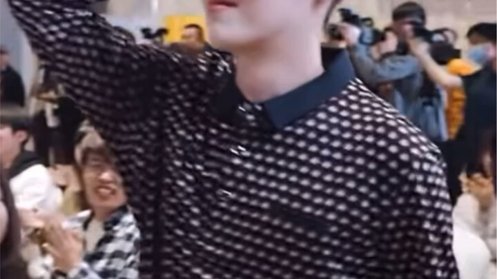 [Lu Han] He’s so down-to-earth, I just love it!