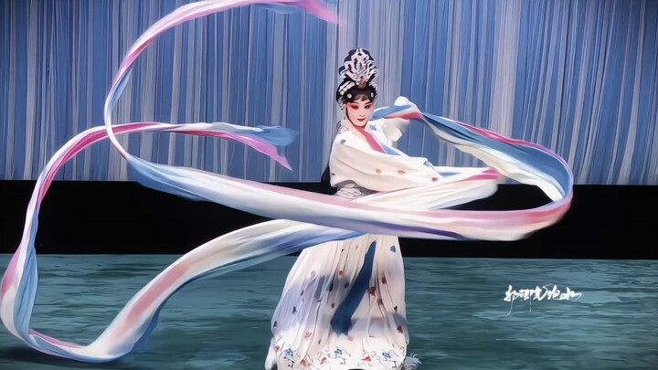 “Sixteen-Meter Silk Dance” trains a figure as slender as a crane’s