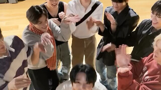 【TREASURE】Awww, all the Treasure members are crushing hard on "APT." by Rosé Park and Bruno Mars