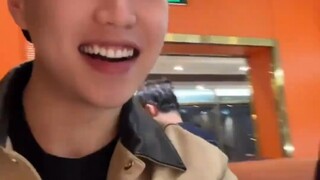 عندما تهتم صديقتها بمشاعر الولد أمام الآخرين، فإنه يحاول أيضًا أن يمنحها بعض الماءة أمام صديقاتها.