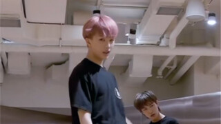 Chỉ nghe nhạc đệm để xem phòng tập của vũ công chính Park Ji-sung boom