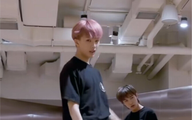 Chỉ nghe nhạc đệm để xem phòng tập của vũ công chính Park Ji-sung boom