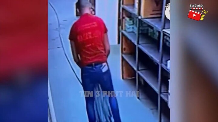 Anh áo đỏ bậy bạ thật đấy