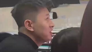 男子在加油站豪气的要加一千元的油#搞笑 #加油站 #加油站搞笑一幕