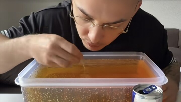 “Thử thách dùng tăm uống hết 10 lít Red Bull, lần đầu tiên thấy có người uống Red Bull mà lại giảm đ