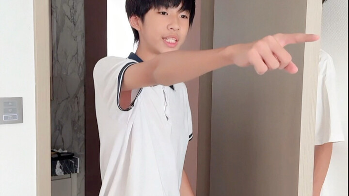 当弟弟以为哥哥不在家时