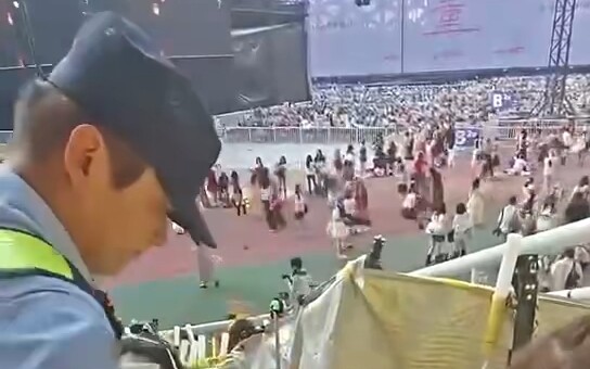 At Shi Dai Junfeng’s concert, a狂热 female fan violently assaulted someone.