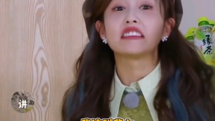 Bạch Lộc đúng là nghiêm túc quá chừng! “Đây là áo ba lỗ, áo khoác ngoài mới là áo cardigan” – cười m