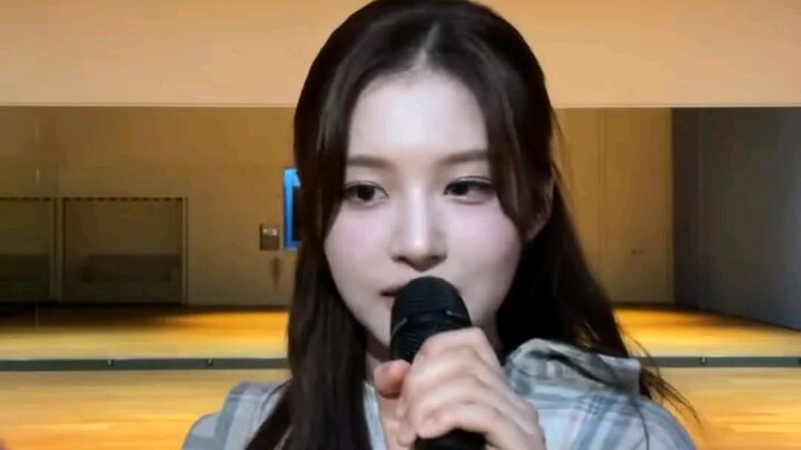 Seoyeon live menyanyikan “Kitsch” dari IVE