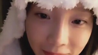 [Phụ đề tiếng Trung] Fan hỏi Taeyeon trong buổi phát trực tiếp: Một ngày bạn cạo râu bao nhiêu lần? 