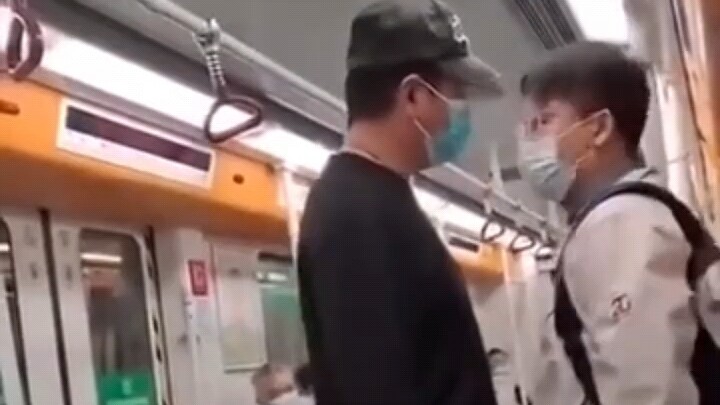 Holy cow, a one-on-one showdown between men on the Guangzhou subway!