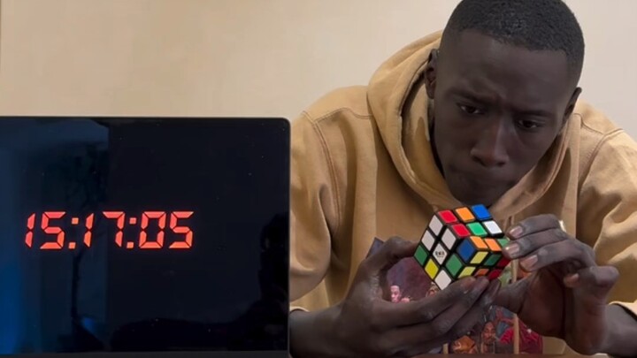 رجل أسود يلعب بالمكعب السحري