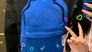 ตั้งแต่แฟนสาวจัดแจงเสื้อฮู้ดนี้ให้ฉัน～ตอนนี้อะไรก็ยัดเข้าไปในนั้นหมด～ออกจากบ้านทีไรก็ไม่เคยสะพายกระเ