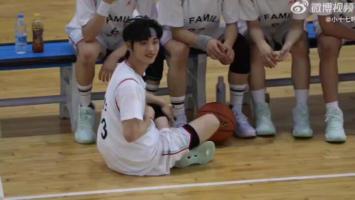 Ding Chengxin duduk di lantai sambil membalas penggemar—bagian ini bisa aku tonton berkali-kali!