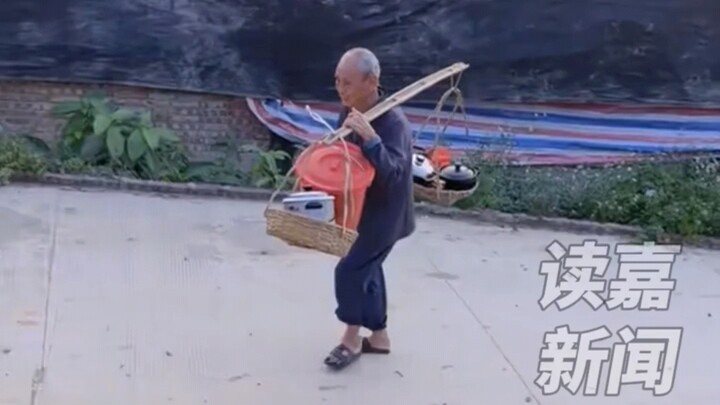 Cụ ông gánh quang gánh mang rau đến nhà con trai ăn cơm, “ông có 9 người con, tự mình muốn mỗi nhà l