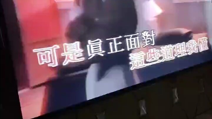 过好每一天这个限量版， 扔掉不再需要的行囊， 夜里允许自己矫情，天亮继续热气腾腾， 好好活着，用力和生活握手言和。