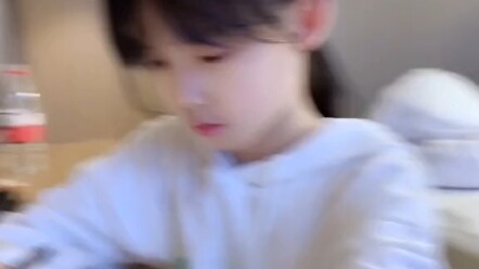 Gege berusaha keras mengerjakan PR demi bisa nonton TV!