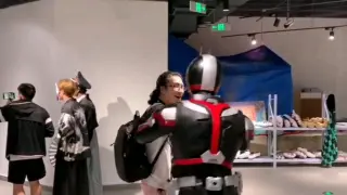 What will happen if you steal Kamen Rider Faiz's phone at Comic-Con