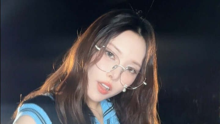 ลู่ ยูน่า ขึ้นปกชาเลนจ์ "AOA-Short Skirt"