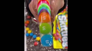 ถอดเล็บลูกกวาด เล็บ Skittle จริง