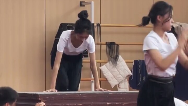 Latihan sehari-hari para siswa seni teater tradisional: satu menit di atas panggung membutuhkan sepu