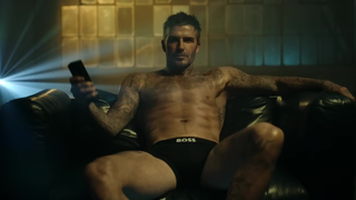 โฆษณาชุดชั้นใน BOSS ของเบ็คแฮม ฮอร์โมนเพศชายที่ทะลุออกมาจากหน้าจอ