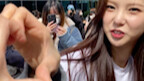 【Kep1er】ฉากถ่ายทำโปรโมตเพลงในรายการ Music Bank ของ KBS สมาชิกเคปเลอร์ ชเวยูจิน ออกมาแจกการ์ดเล็กแล้ว