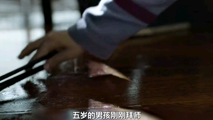 เด็กชายวัยห้าขวบเพิ่งเข้าพิธีฝากตัวเป็นศิษย์ ทว่าทุกวันก็ต้องคอยระวังว่าอาจารย์จะวางยาเขา