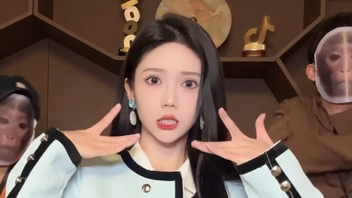 เถ้าแก่นำพนักงานมาทำงานเหมือนลิงในเวลาทำงาน นี่ก็เพิ่งเคยได้ยินเป็นครั้งแรกเลยนะ