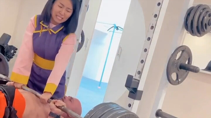 Mười bảy năm trước, chỉ vì trong đám đông, anh đã liếc nhìn em thêm một lần, thế là câu chuyện của c