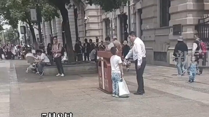 Anaknya kecanduan ponsel dan enggan sekolah, sang ayah keluar untuk mengumpulkan botol demi mengubah