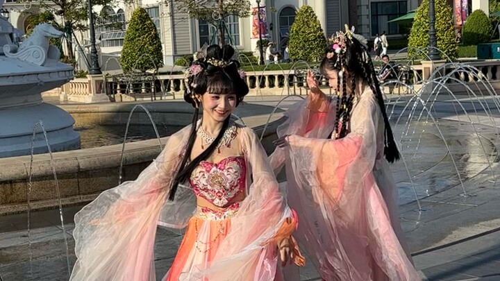 Xiaodan Ziyan took a photo of passers-by at Taizhou Fantawild on October 3