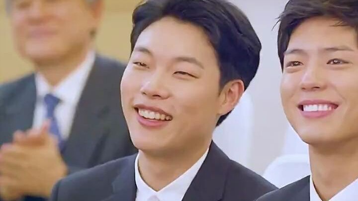 The kind-hearted Leopard Lady: She’s been drenched in the rain herself, yet keeps holding an umbrell