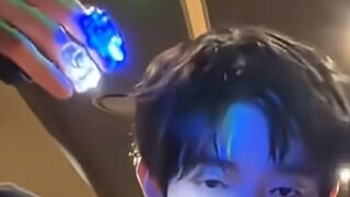 Zhang Hao is dead serious about shooting CHA! He even bought those finger lights from Pinduoduo—only