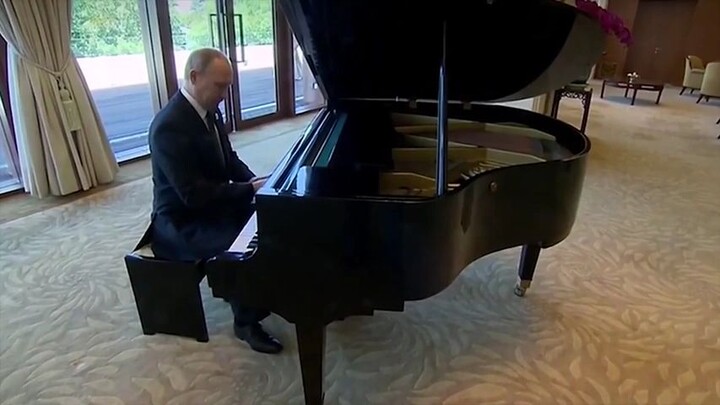 PUTIN PLAYING A PIANO