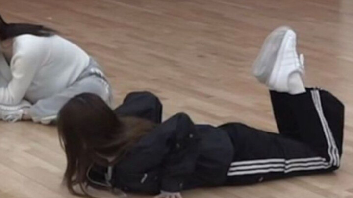 Hwang Gyuri is so cute, my goodness! How can she dance so adorably?