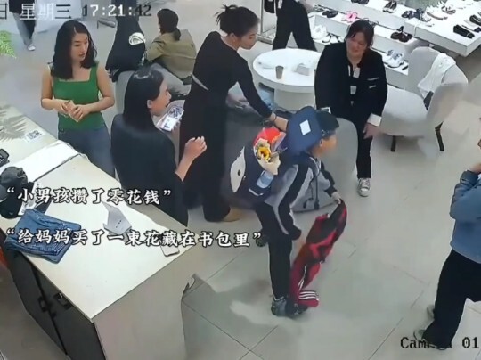 “世界破破烂烂，却依然有人缝缝补补。”