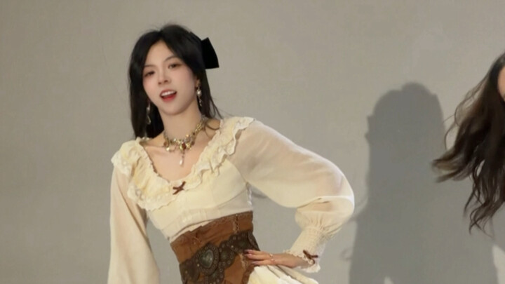 【بلاكبينك - Whistle】إذا تمكنتم من رؤية السروال الداخلي، فهذا يعني أنني أرتديه!