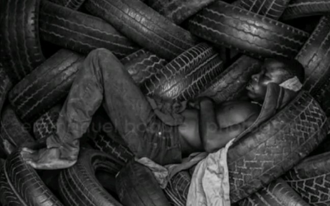 Wow, this is driving me crazy! Why don’t you dare to tag your art-major friend and see if they can h