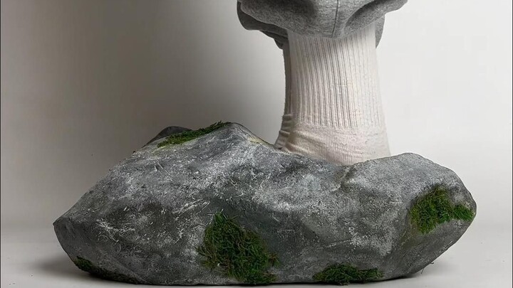 I’m getting more and more confused about trendy sneakers.
