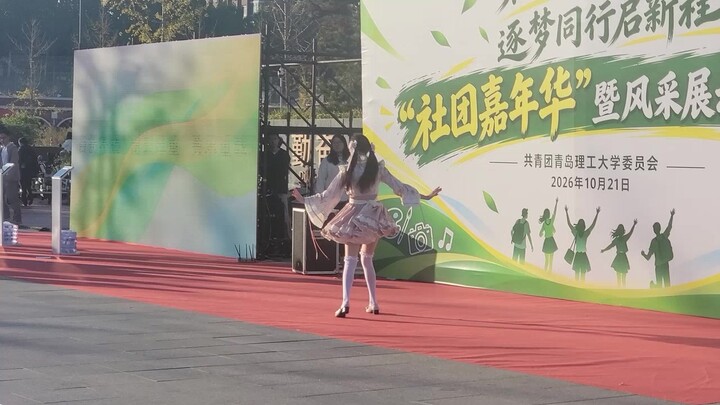 Pertunjukan perekrutan anggota baru oleh senior klub anime