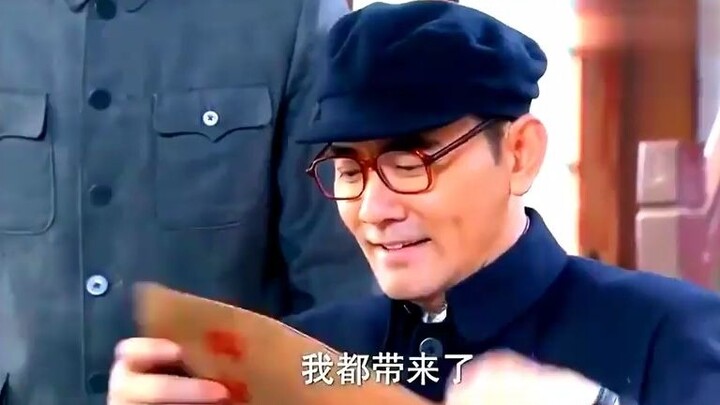 Puyi, in his 50s, was released from prison and returned to Beijing to register his household. The st