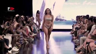 Model Seksi di atas panggung