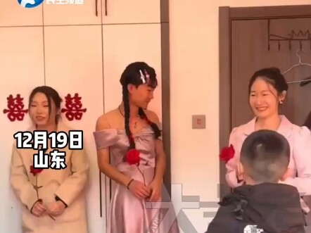 The groom’s brother gets a bridesmaid experience card during the wedding procession—so generous! He 