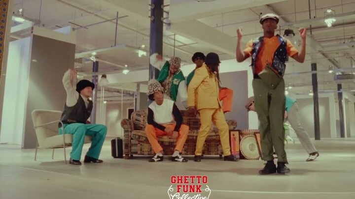 Para penari locking yang paling menyukai langkah-langkah James Brown kembali lagi! Grup tari locking