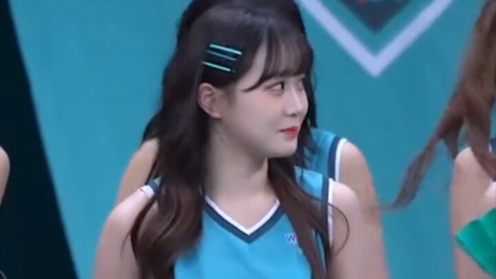 The cheerleader is so cute! You must be touched by her cuteness too? With such a clever mouth, she m