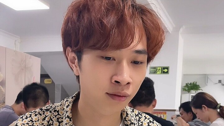 Làm gì vậy~ Ngay cả ăn cơm cũng phải nhìn tôi?